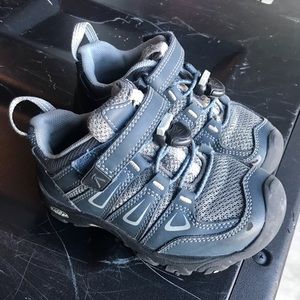 Keen Oakridge Low Hiking Shoes (Size 10 - Kids)